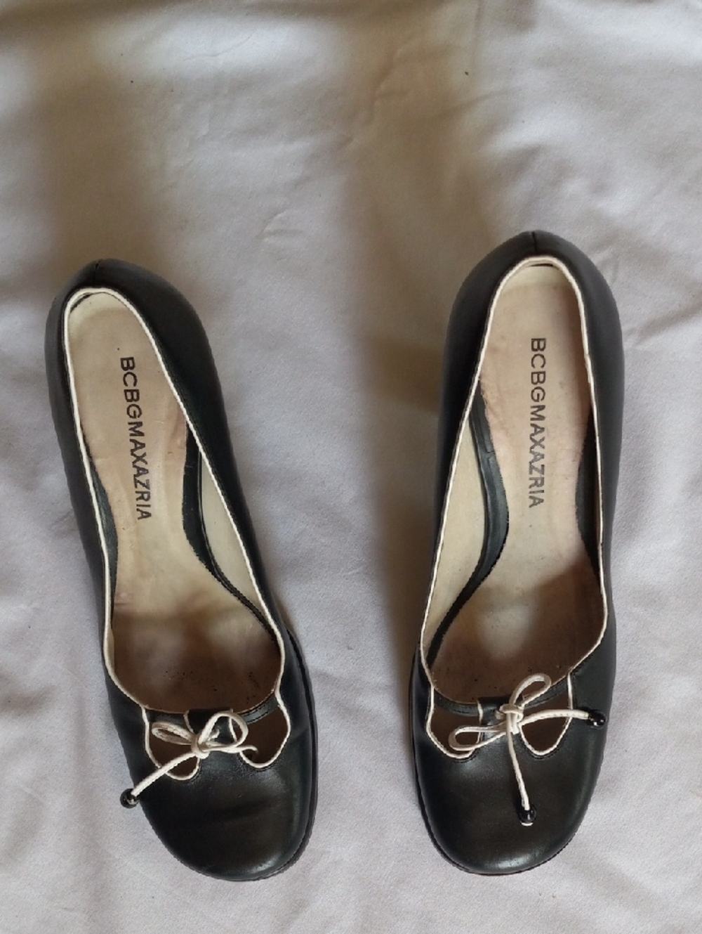 BCBGMaxAzria Black Leather Heals with Contrast Trim Bow SZ.8B/38.5